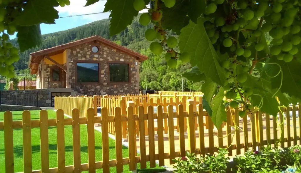 Holzbungalows von Camping Vieda mit den Picos de Europa im Hintergrund