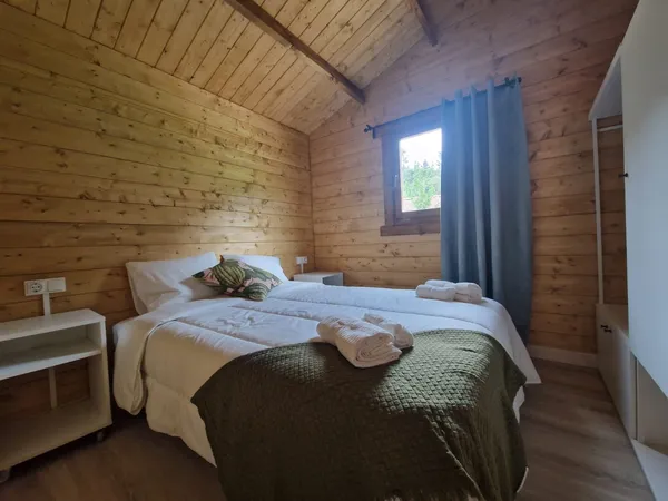 Dormitorio con cama doble