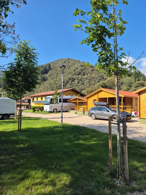 Parcelas y autocaravanas en Camping Vieda, Liébana